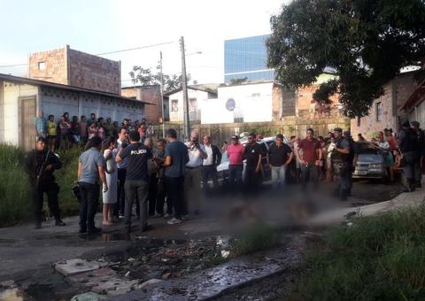 Encapuzados jogam homens no meio da rua e os executam a tiros em Manaus