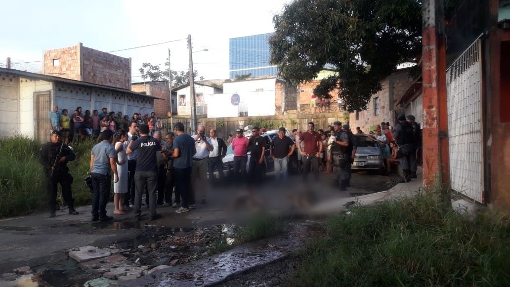 Encapuzados jogam homens no meio da rua e os executam a tiros em Manaus
