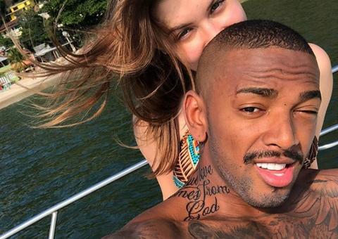 Nego do Borel e namorada posam saradões em iate