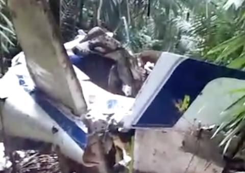 Vídeo mostra populares encontrando destroços de avião desaparecido no Amazonas