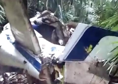 Em meio aos destroços, bombeiros resgatam corpos de vítimas de acidente aéreo no Amazonas 