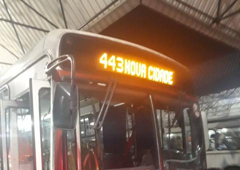 Trio entra em ônibus para assaltar e deixa duas pessoas feridas em Manaus