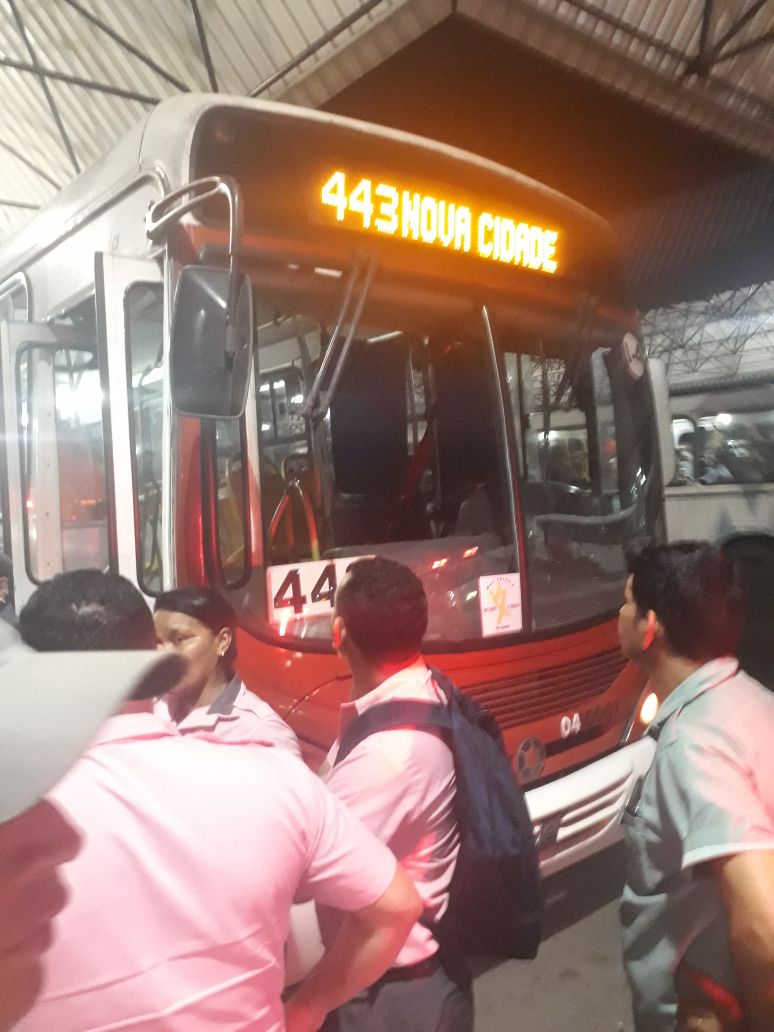 Trio entra em ônibus para assaltar e deixa duas pessoas feridas em Manaus