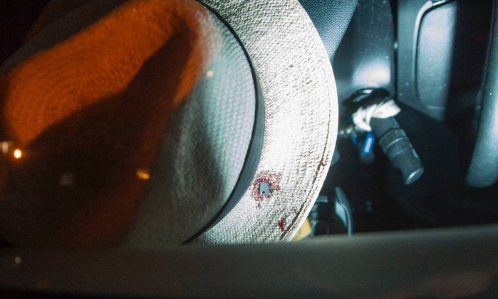 Delegado e filha são baleados dentro de carro durante tentativa de assalto