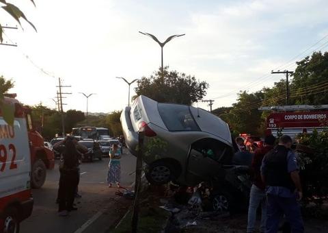 Mulher fica ferida durante acidente grave na Ponta Negra