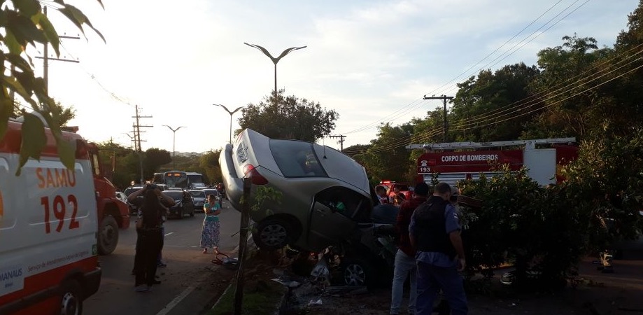 Mulher fica ferida durante acidente grave na Ponta Negra