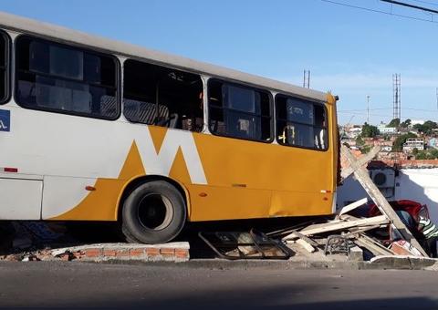 Ônibus desgovernado invade casa em Manaus