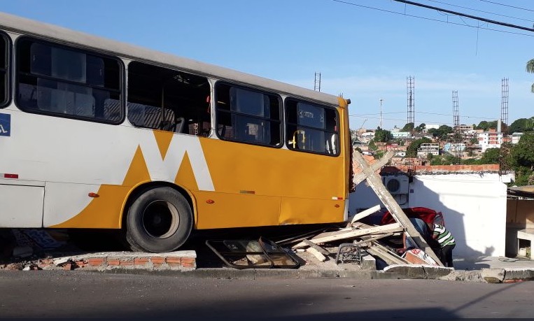 Ônibus desgovernado invade casa em Manaus