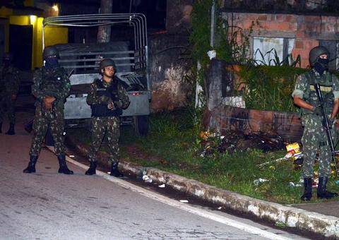 Viatura do Exército tem pane em favela e militares fogem a pé no Rio
