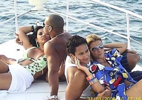 Scheila Carvalho revira o baú e posta foto antiga com Carla Perez e Xanddy