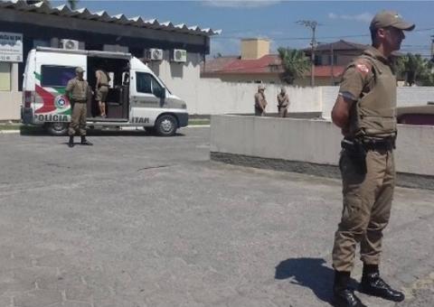 Jovem é preso suspeito de matar mãe e irmã a facadas