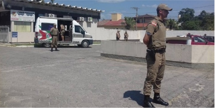 Jovem é preso suspeito de matar mãe e irmã a facadas