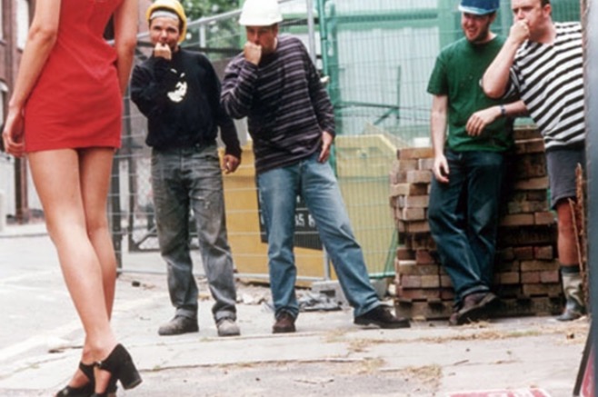 França aprova multa para homens que assoviarem para mulheres