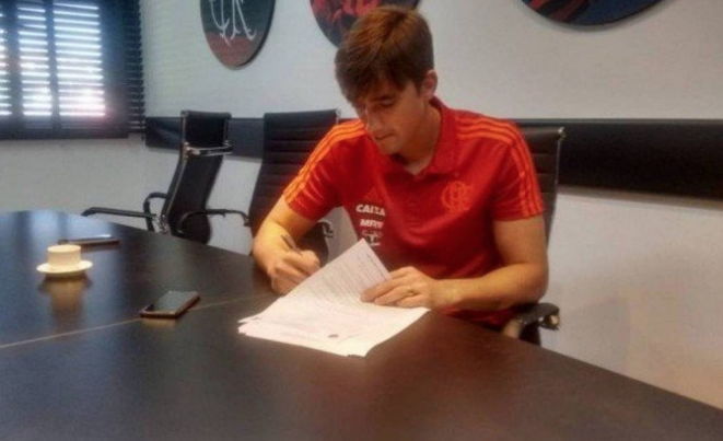 César renova contrato com o Flamengo até abril de 2022 