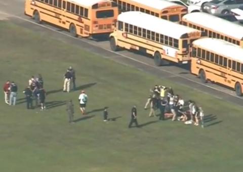 Sobe para 10 o número de vítimas de estudante armado em escola no Texas