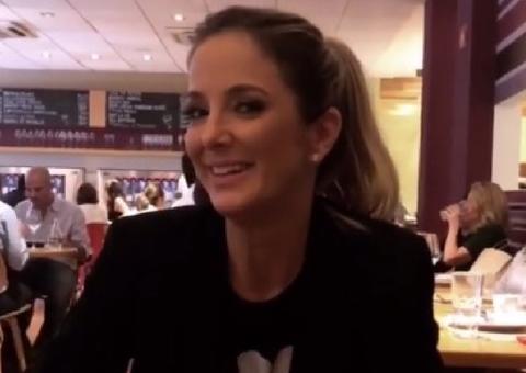 Atriz se irrita com Ticiane Pinheiro durante aula de inglês