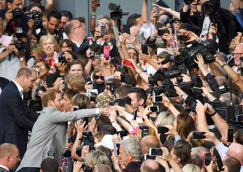 Casamento real leva milhares de pessoas às ruas na Inglaterra, confira as imagens
