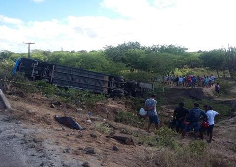 Três pessoas morrem e 24 ficam feridas em acidente com ônibus de turismo