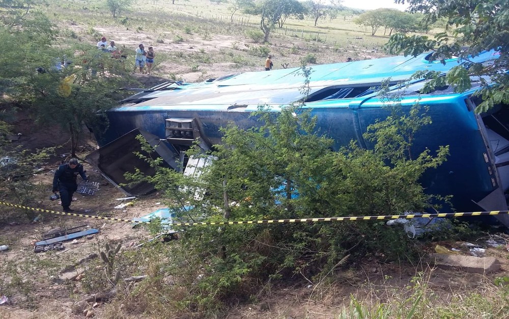 Três pessoas morrem e 24 ficam feridas em acidente com ônibus de turismo