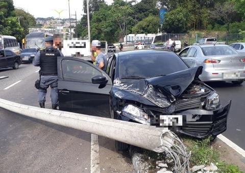 Carro desgovernado derruba poste na avenida Cosme Ferreira