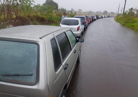  Motoristas passam até 12 horas em fila por gasolina a R$ 2,50