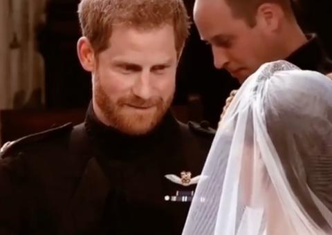  Veja o que Harry sussurrou para Meghan ao vê-la pela primeira vez no altar