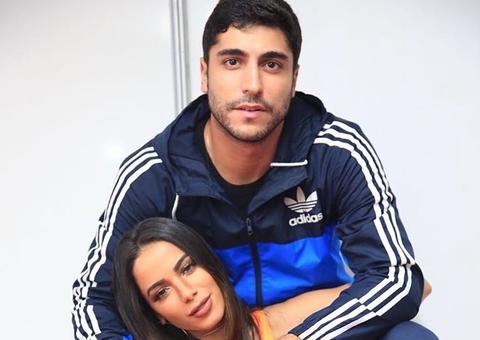 Anitta posa namorando com marido em elevador