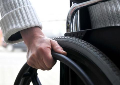 Falsa cadeirante é presa após tacar fogo em posto da polícia