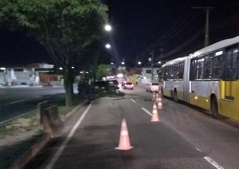 Menos de 24h após derrubar poste, outro carro causa acidente na avenida Cosme Ferreira