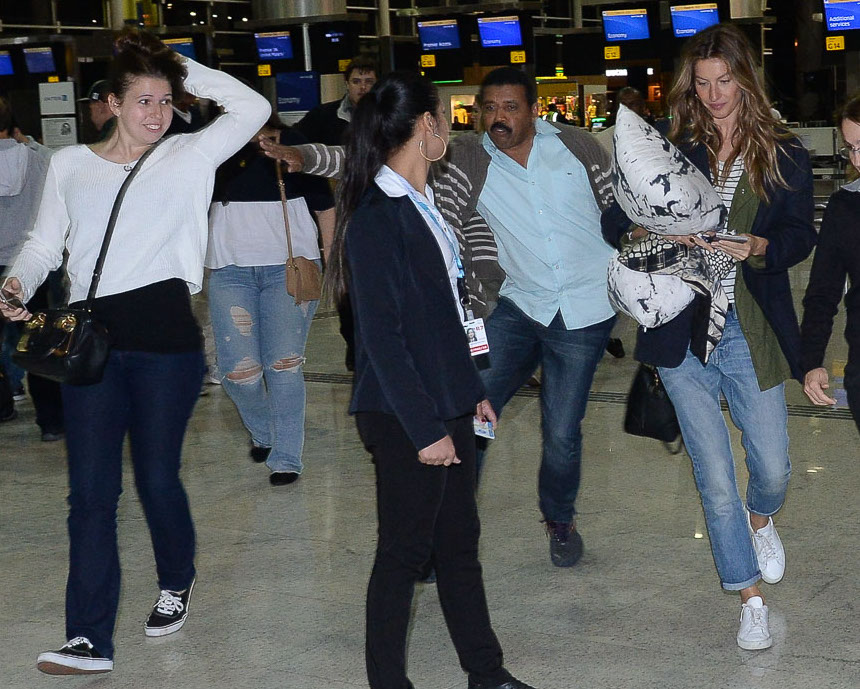   Gisele Bündchen usa travesseiro e segurança evitar fãs em aeroporto