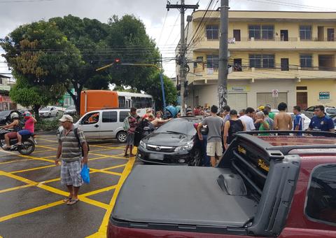Colisão violenta entre carro e ônibus deixa criança presa às ferragens em Manaus