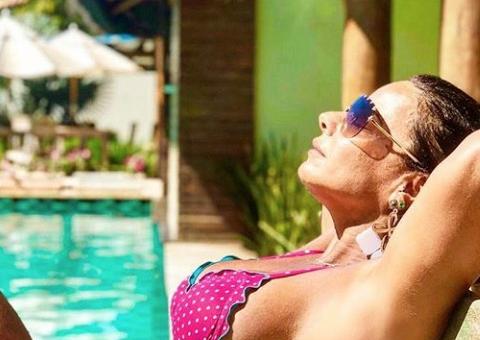 Viviane Araújo posa de biquíni e explode após seguidores questionarem Photoshop