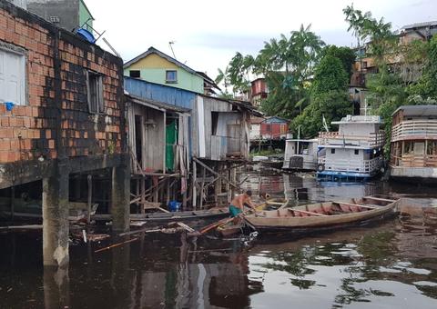 Arrastada por vento forte, balsa atinge quatro casas e faz barco afundar em Manaus
