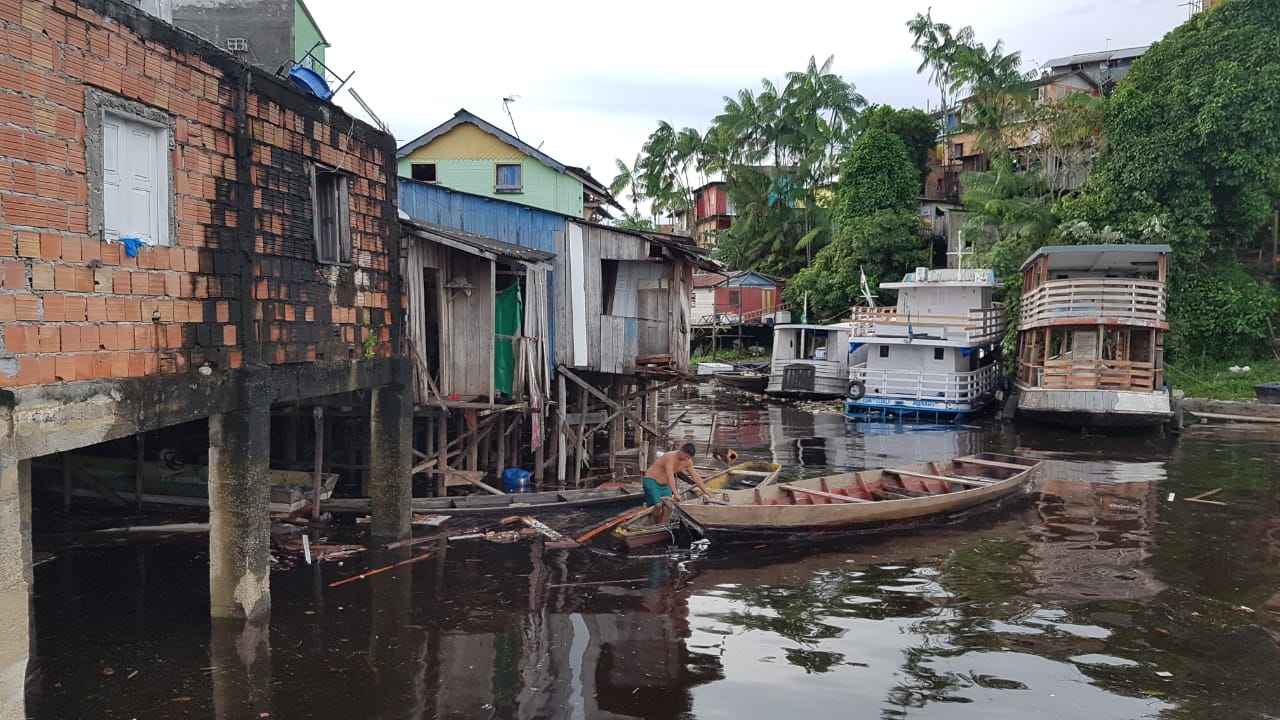 Arrastada por vento forte, balsa atinge quatro casas e faz barco afundar em Manaus