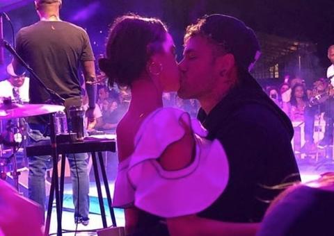 Bruna Marquezine e Neymar namoram muito em show antes de craque ir para concentração