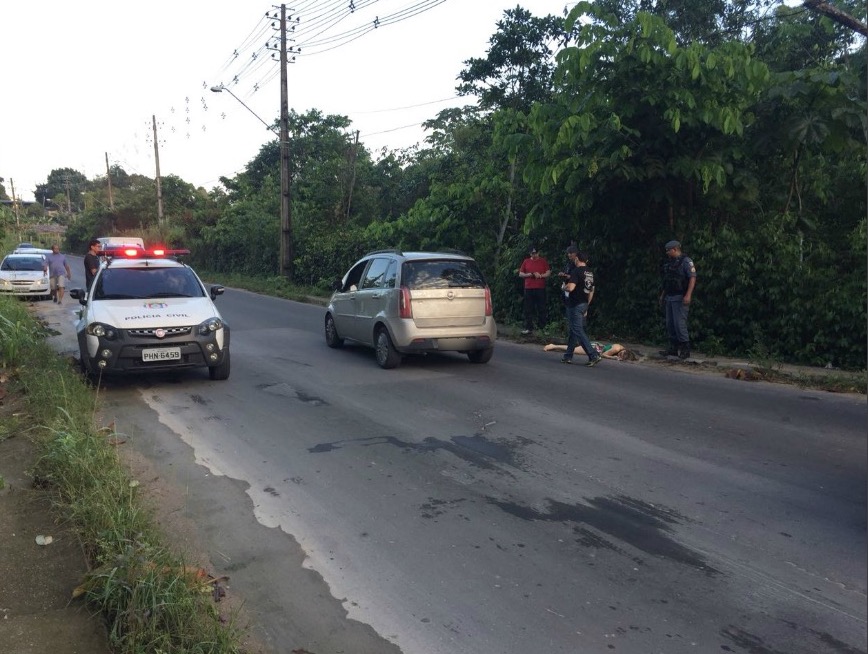 Jovem é morta com tiros na cabeça em sarjeta de Manaus