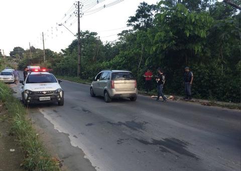 Jovem é morta com tiros na cabeça em sarjeta de Manaus