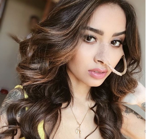 Blogueira Nara Almeida morre de câncer aos 24 anos