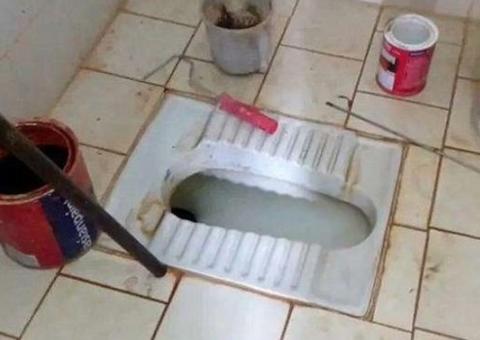 Bebê com 2 dias de vida morre após ser jogada em sanitário pelos pais