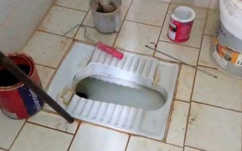 Bebê com 2 dias de vida morre após ser jogada em sanitário pelos pais