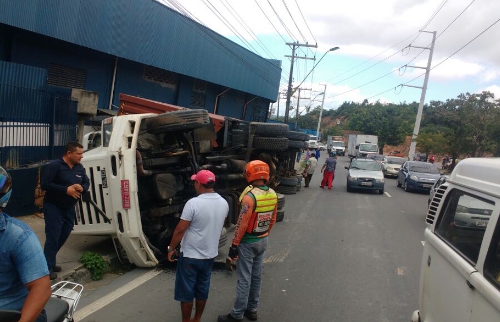 Carreta tomba em cima de calçada em Manaus