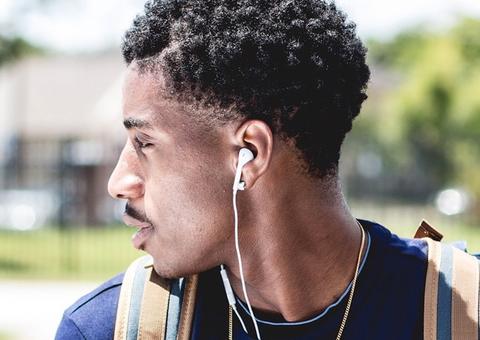 Uso incorreto de fone de ouvido pode levar à perda total de audição. Entenda