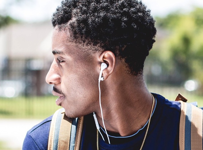 Uso incorreto de fone de ouvido pode levar à perda total de audição. Entenda