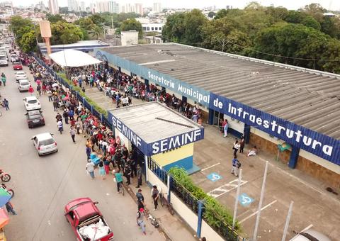 Reflexo do desemprego: Centenas de pessoas tentam vaga de emprego em Manaus