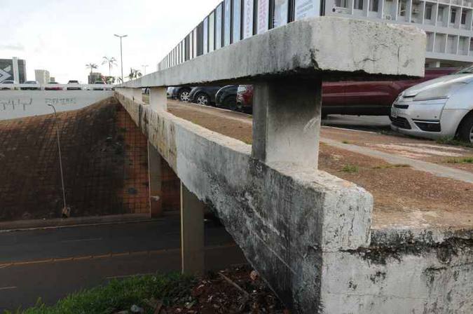 Mãe é presa ao tentar atirar filha de 3 anos de viaduto