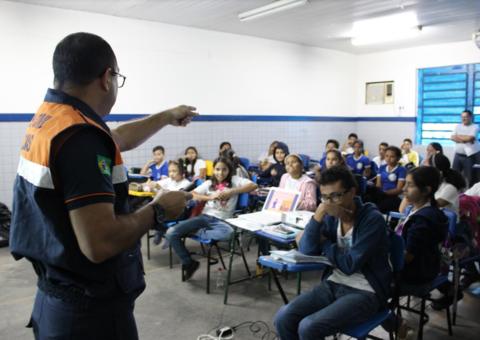 Escolas públicas recebem palestras da Defesa Civil sobre técnicas de prevenção em Manaus