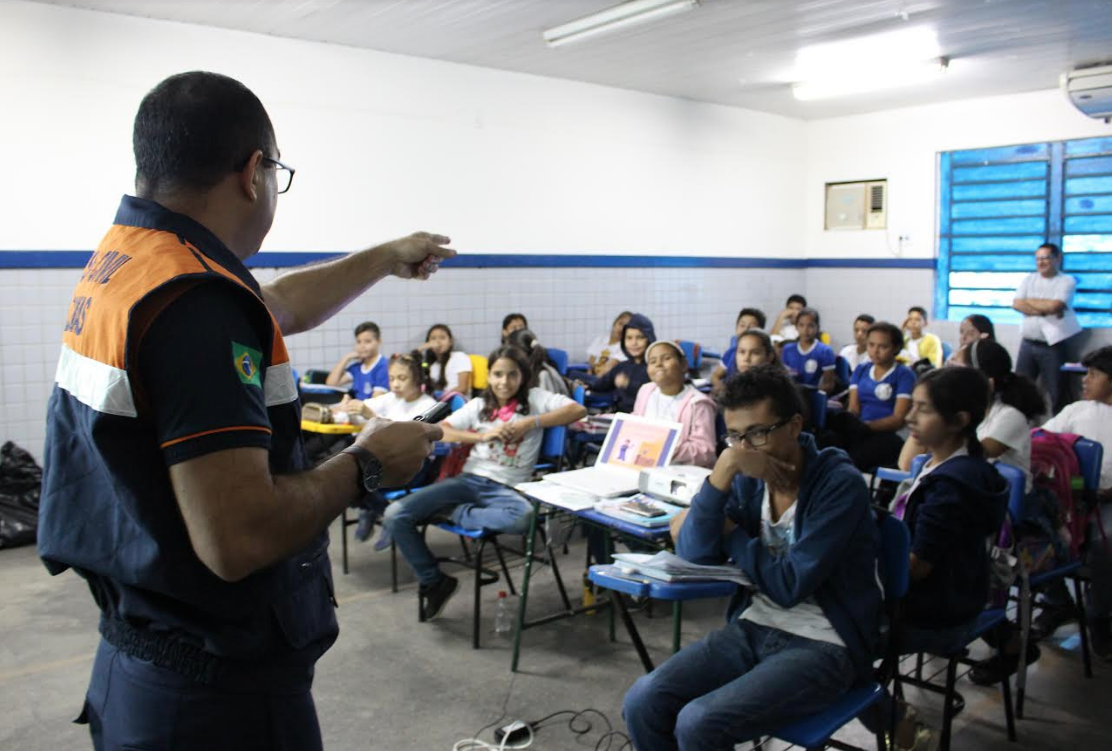 Escolas públicas recebem palestras da Defesa Civil sobre técnicas de prevenção em Manaus
