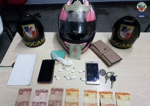 Mulher é presa e menino de 12 anos apreendido suspeitos de vender drogas em Manaus