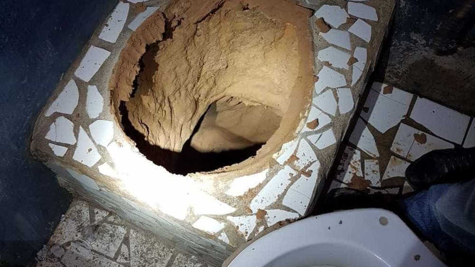 Polícia encontra túnel dentro de cela e frustra fuga em massa 