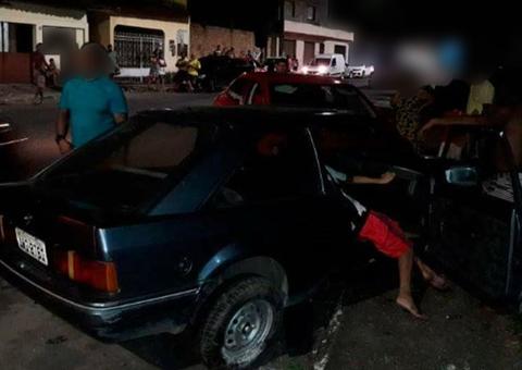 Mulher fica presa nas ferragens durante acidente de carro em conjunto de Manaus